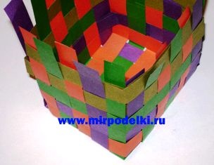 Плетение из цветной бумаги. Коробочка для карандашей.
